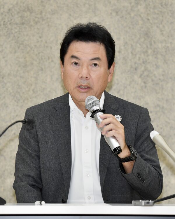 記者会見で6選出馬を表明する佐藤氏=27日午後3時50分、宇都宮市宮みらい