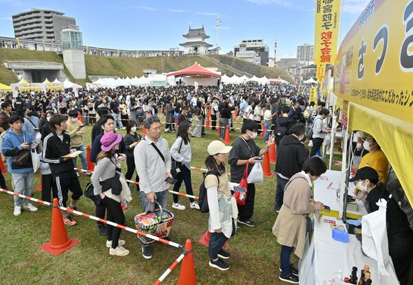 行列をつくる来場者=1日午前11時55分、宇都宮市本丸町