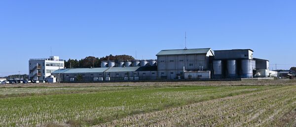 田んぼの中に巨大なタンクが並ぶ北関酒造＝栃木市