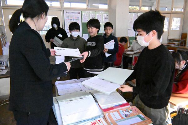 冬休みの課題を提出する児童ら＝８日午前、大田原市黒羽田町