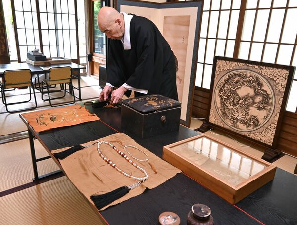 遺品の数珠や打掛などを大切に保管している加藤住職=14日午後、那須塩原市塩原
