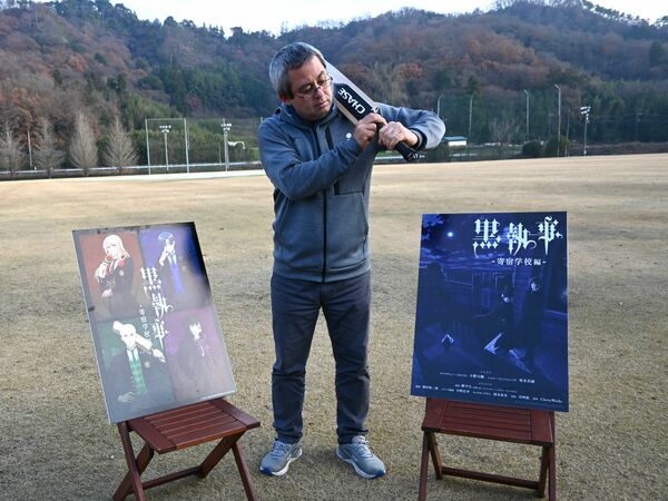 ポスターの手の角度を確認する宮地さん