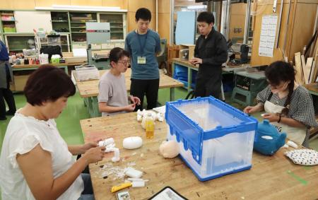 　人形劇講座で人形作りに励む参加者たち＝９月、札幌市中央区