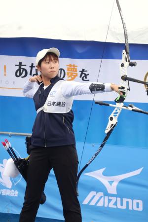リカーブ女子で優勝した朝久野奈波=夢の島公園アーチェリー場