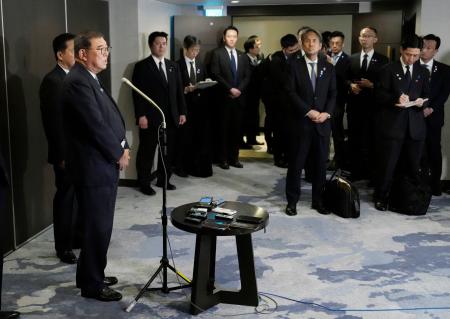 　日韓首脳会談を終え、記者団の取材に応じる石破首相（左端）＝９月３０日、韓国・釜山（共同）