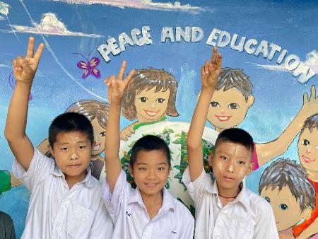 　タイのメソトにある避難民のための学校で笑顔をみせるミャンマーの子どもたち（日本ビルマ救援センター提供）