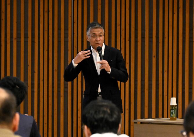 新潟大の日本酒学の取り組みについて講演する平田副センター長＝７月１１日、県産業技術センター