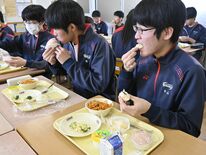 障害者雇用支援で特製パンを給食に　卒業祝い紅白イメージの２種　那須烏山
