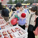 真岡で“日本最大級”のイチゴフェス開幕　３万人来場、スイーツなど堪能　…