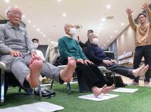 ブレーキ踏み違いを体操で防止