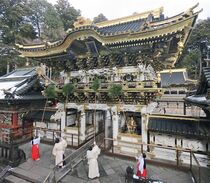 国宝「陽明門」などですす払い 日光東照宮