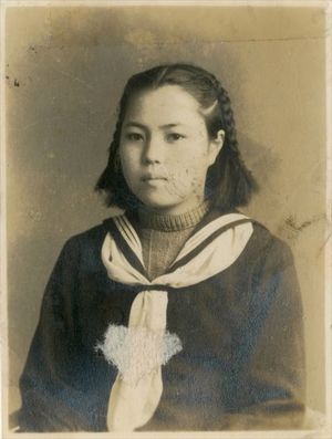 高校３年生の時の高橋さん。体に残ったケロイドを見詰めては涙していた