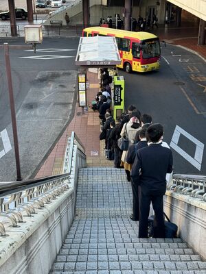 ロータリー中央付近のバス乗降場。利用者が点字ブロック上に並んでいる＝１月25日午前７時25分、宇都宮市川向町