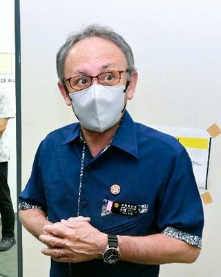 　記者団の取材に応じる沖縄県の玉城デニー知事＝２０日午前、沖縄県庁