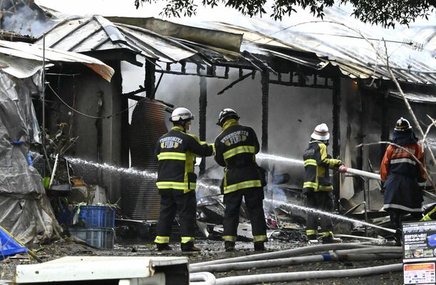 建物が焼けた火災現場＝30日午前10時15分、宇都宮市新里町