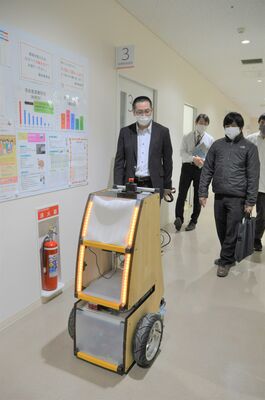 実証実験で院内をゆっくりと自律走行する搬送ロボット