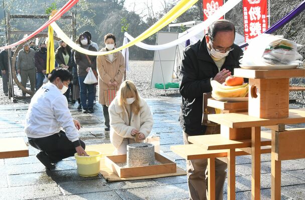 石臼でソバをひく参拝者