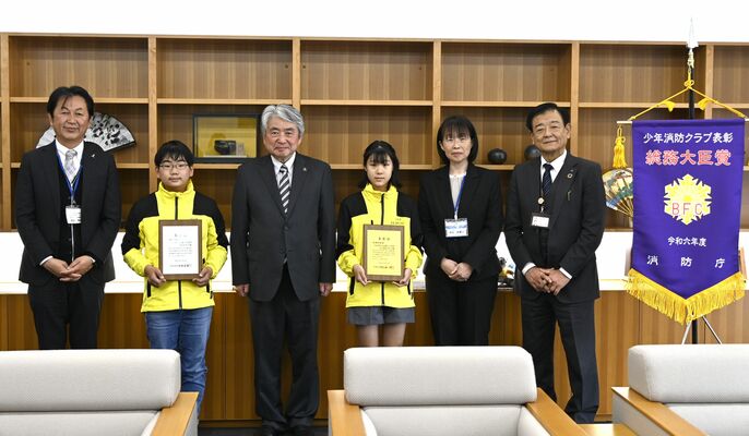 浅野市長を表敬訪問した竹本さん（右から３人目）、江邑さん（同５人目）