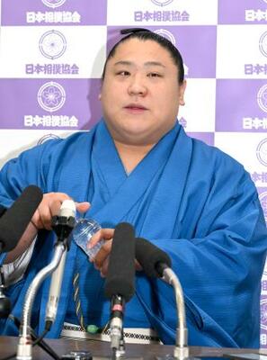 　２度目の優勝を果たし、千秋楽から一夜明けの記者会見をする小結の若隆景＝２５日、両国国技館