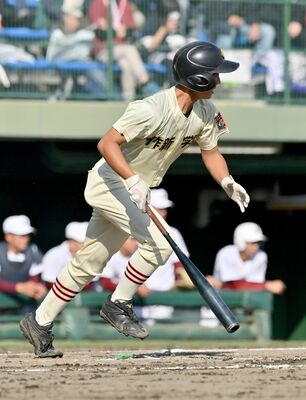 ２回、作新の根本が先制の２点適時打を放つ＝県営球場