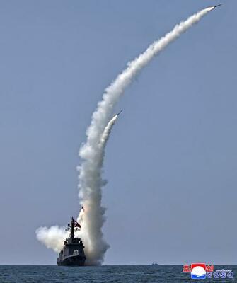北朝鮮の新型駆逐艦「姜健」からミサイルを発射する試験。金正恩朝鮮労働党総書記が視察した=3日(朝鮮中央通信=共同)