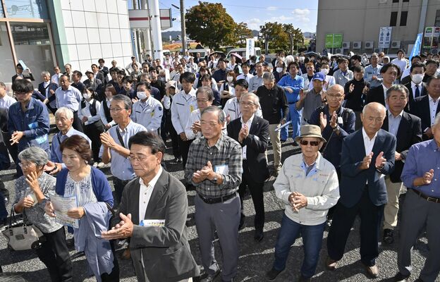 出陣式で拍手を送る支持者ら＝15日午前10時10分、足利市南町