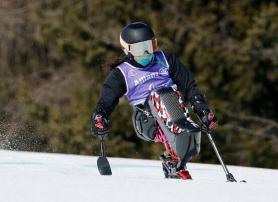 　アルペンスキー滑降の公式練習で滑走する女子座位の村岡桃佳＝コルティナダンペッツォ（共同）