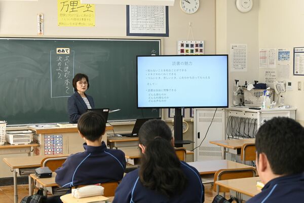 読書の意義などを語る村崎さん