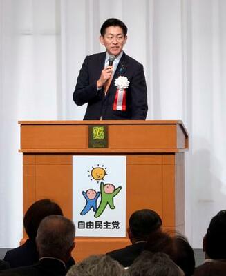 山形市で講演する自民党の小林政調会長=13日午前