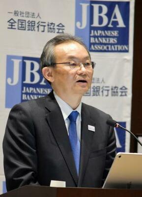 　記者会見する全国銀行協会の半沢淳一会長＝１８日午後、東京都千代田区