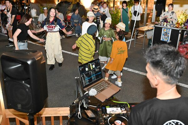 音楽に合わせ体を揺らす参加者たち