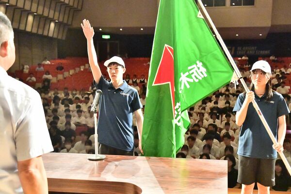 選手宣誓する白鴎足利ボクシング部の小林（中央）＝県教育会館