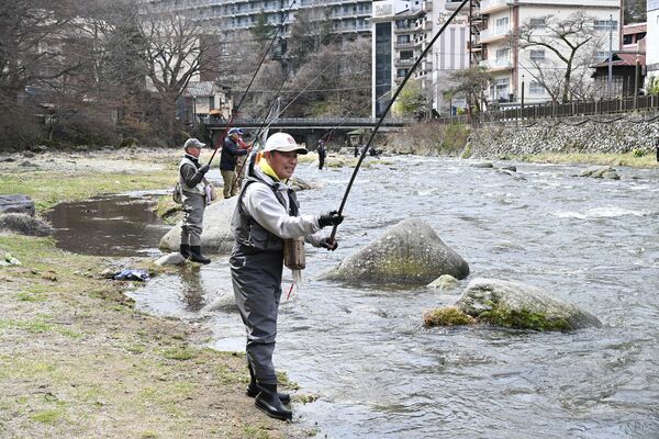 渓流釣りを楽しむ釣り人たち