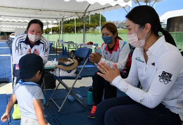 アーチェリー成年女子に出場する（左から）井上、星、宮下。休憩中、宮下の長男との触れ合いに笑顔が広がる＝10月上旬、那須烏山市内