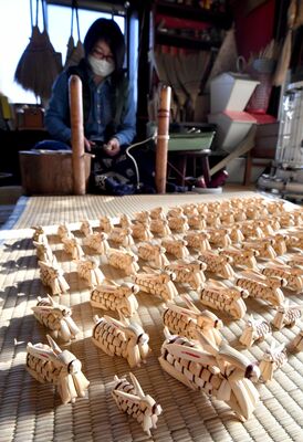 工房にずらりと並ぶウサギのきびがら細工＝16日午前10時35分、鹿沼市村井町
