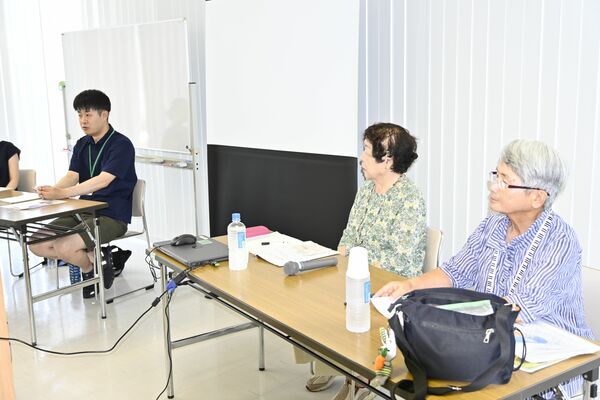 被爆体験の証言者や伝承者として講師を務めた（右から）忍岡さん、河野さん、尾形さん＝28日午前、広島市中区