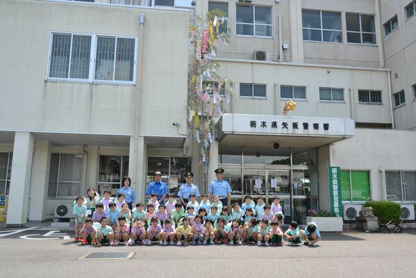 七夕飾りを設置したすみれ幼稚園の園児ら