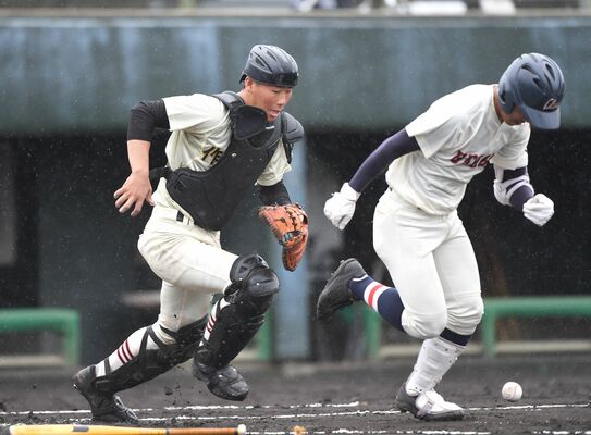 １回、バントの打球を処理する作新の渡辺＝山日ＹＢＳ球場球場