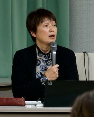 　性暴力根絶条例制定を目指す講演会で話す仲律子さん＝１８日午後、岡山市