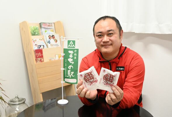 鹿沼市産イチゴのジャム入りもみじ饅頭を手にする大房さん