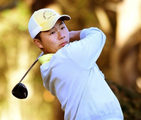 高校男子で２連覇を飾った中川（作新学院）の１０番ティーショット＝小山ＧＣ