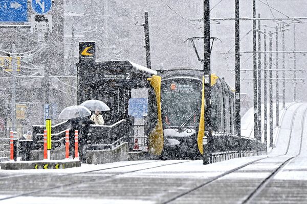 雪が強く降り、白く積もった街中を行き交うＬＲＴ＝５日午後２時20分、宇都宮市峰１丁目