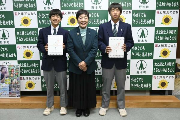 真瀬町長（中央）から祝福を受ける鈴木さん（左）と別符さん
