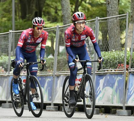 開幕直前の練習に励むブリッツェンの増田（右）と小野寺＝宇都宮市内