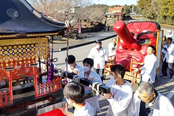 地域の人に引かれ神輿とともに地域を「渡御」した大天狗面