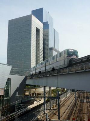 　浜松町駅付近を走るモノレール＝東京都港区