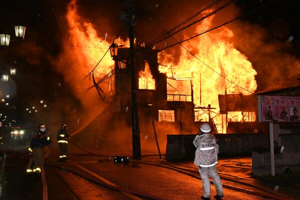 炎を上げて燃える店舗＝23日午後８時50分、さくら市氏家