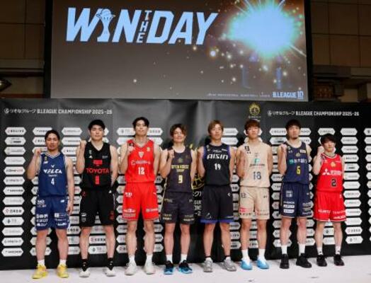 　ポーズをとるＢリーグのＣＳ出場８チームの選手＝４日、東京都内