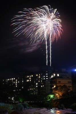 温泉街の夜空を彩った花火