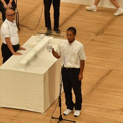 声高らかに引いたくじの番号を読み上げる青藍泰斗の佐川主将＝大阪市北区のフェスティバルホール